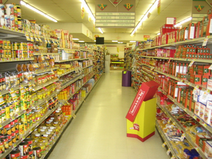 Example of an American grocery store aisle.