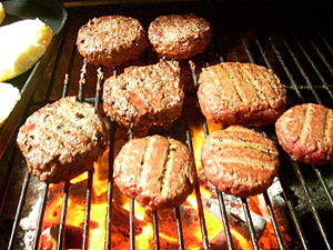 Español: Cocinando carne para hamburguesa al g...