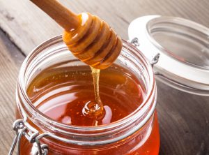 Do you know which is the better choice for your health- honey or sugar? (photo credit: BigStockPhoto.com)